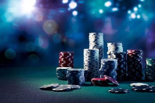 Dealer live casino profesional berinteraksi di meja permainan